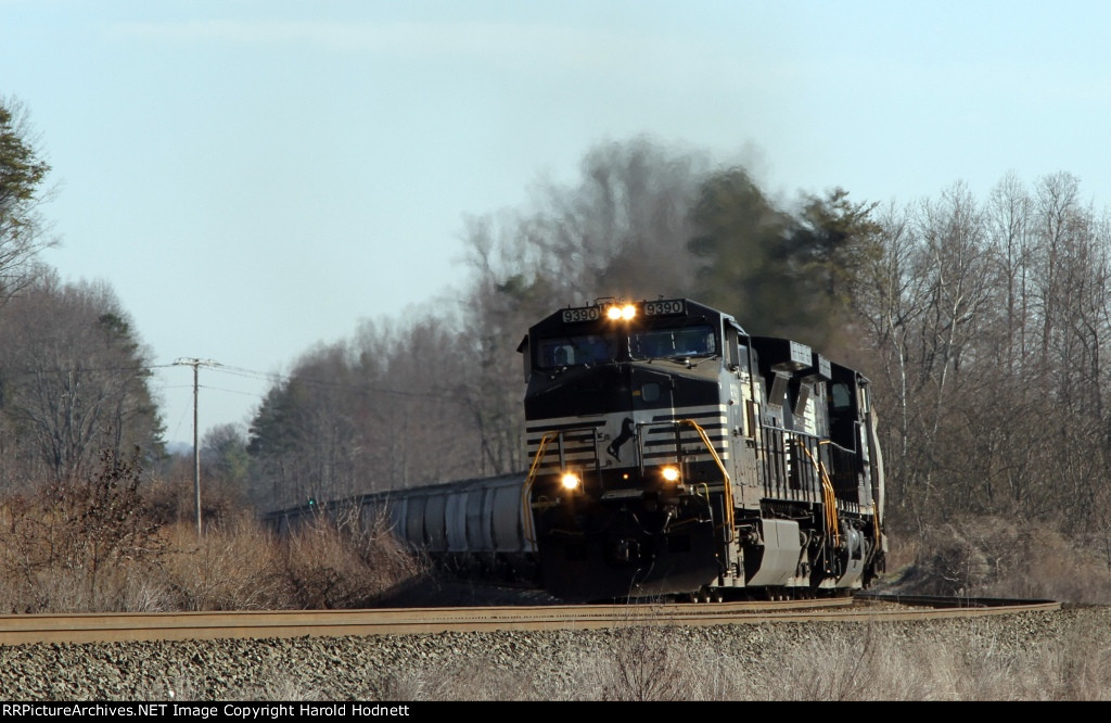 NS 9390 leads train M86 towards Linwood